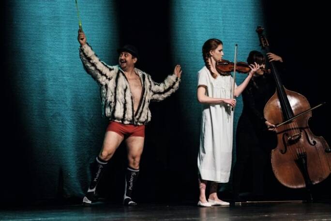 Opera w Gdańskim Teatrze Szekspirowskim „Eneos” na skrzypce, kontrabas, akordeon i 10 głosów